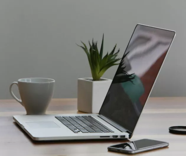 Ordinateur avec une tasse